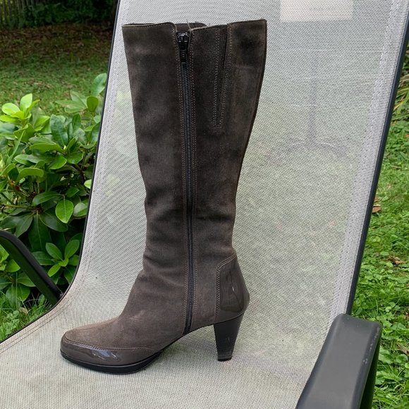 La Canadienne High-Heeled, Knee-High Boots - Picture 2 of 9